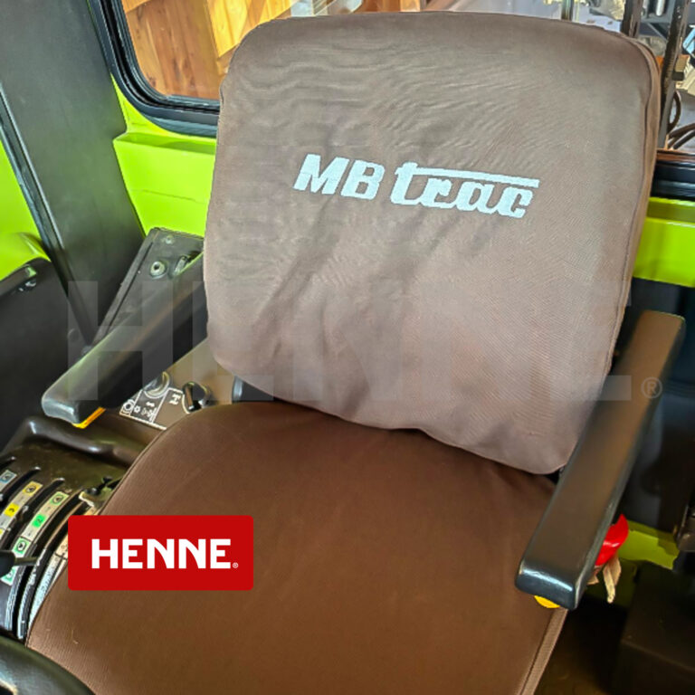 Sitzbezug mit bestickten MB trac Schriftzug